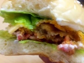 自己做的汉堡满满的料，一个就饱饱的