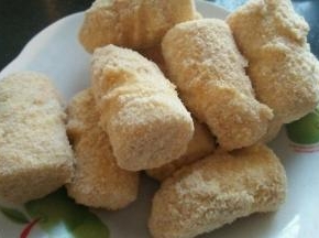 全部弄好啦！ 可以开始炸了倒入适量油  筷子插进去冒泡就可以放入香蕉  一个一个放入  炸至金黄即可