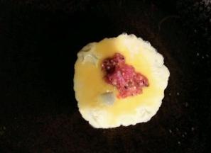 鸡蛋打好  锅内放一点点点油   倒入蛋液，当蛋液如图半凝固状时加入肉糜 