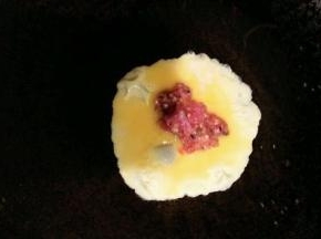 鸡蛋打好  锅内放一点点点油   倒入蛋液，当蛋液如图半凝固状时加入肉糜 