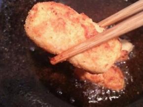 倒入适量油  筷子插进去冒泡就可以放入香蕉  一个一个放入  炸至金黄即可