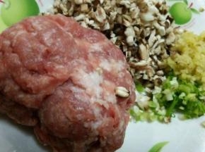 准备肉糜  香菇  葱  姜切末