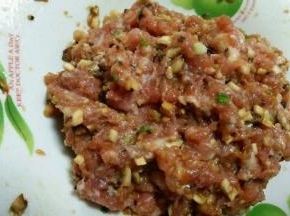 加入酱油 芝麻油 白胡椒粉  盐  淀粉  搅拌均匀
