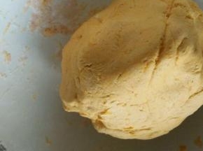 往南瓜泥里面一点一点加入糯米粉揉好 （不要一次性全部加入 ） 切记和面过程不用加水南瓜泥有水分的   揉出来的面团不黏手也不过分干就好了