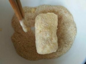 最后均匀的沾上面包糠