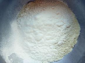 预热烤箱200度，10分钟。制作杏仁海绵蛋糕：将糖粉、杏仁粉、低筋粉过筛