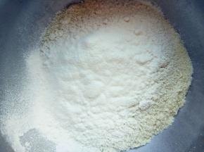 预热烤箱200度，10分钟。制作杏仁海绵蛋糕：将糖粉、杏仁粉、低筋粉过筛