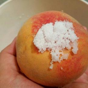 先把黄桃浸水，加一勺盐，轻轻给它搓洗干净