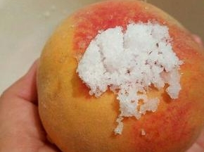 先把黄桃浸水，加一勺盐，轻轻给它搓洗干净