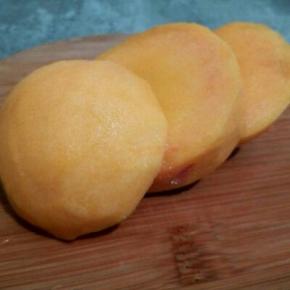 削皮，再用水果刀顺着桃核，把两边切下来。