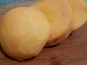 削皮，再用水果刀顺着桃核，把两边切下来。