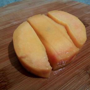 再去桃核，切下多余的桃肉