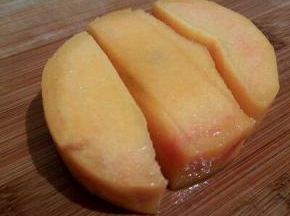 再去桃核，切下多余的桃肉