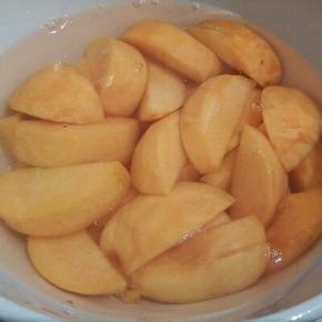 三个桃子，切下来也有好多，加入六百克清水，放煤气灶煮开，（水的多少，可以根据你自己的喜好来放，如果喜欢喝黄桃水的，冰糖多加一点）