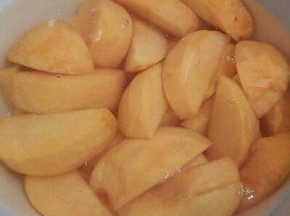 三个桃子，切下来也有好多，加入六百克清水，放煤气灶煮开，（水的多少，可以根据你自己的喜好来放，如果喜欢喝黄桃水的，冰糖多加一点）