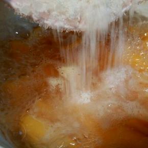 水开以后加入60克冰糖（喜欢甜一点的，可以再多加点冰糖）