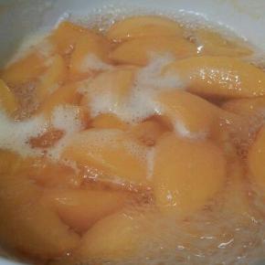 开中火炖五到八分钟（煮的时间不要太长，太软影响口感）