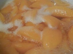 开中火炖五到八分钟（煮的时间不要太长，太软影响口感）