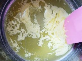 另一盆内小火融化黄油，晾凉后将上一步的少许面糊加入拌匀