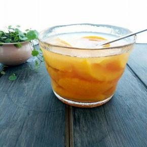 装黄桃的罐子必须是干净的，冷藏以后，风味更佳。