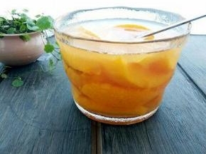 装黄桃的罐子必须是干净的，冷藏以后，风味更佳。