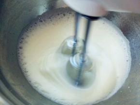 蛋清中分两三次加入细砂糖，打发