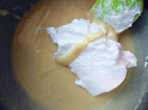 取少许打发的蛋清与步骤3的面糊拌匀，再放入余下的蛋清拌匀