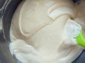 最后放入步骤4的材料，拌匀成蛋糕糊