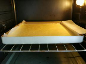 入预热好的烤箱中层，上下火190度左右，烤约10分钟