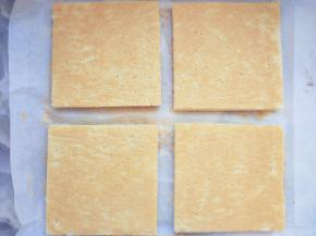 烤好后取出晾凉，将蛋糕胚四周修整，上色面朝下，切成4等份