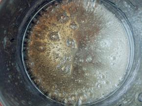 制作咖啡奶油馅：白砂糖100克加水30毫升煮沸至118度。如果没有温度计，就像我一样目测，糖浆到微黄的状态，或者在指尖可以搓圆成小球，然后捏扁的状态