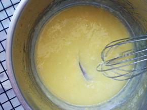 缓慢加入搅匀的蛋黄液，搅拌至变白，冷却为止