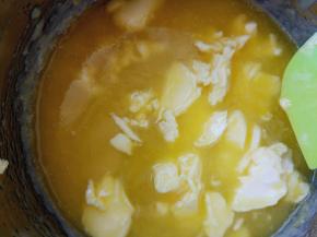 分2次将软化后的黄油放入上一步的材料中，搅拌至细腻无颗粒，加入1茶匙咖啡粉拌匀，入冰箱冷藏备用