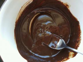 制作甘纳许：巧克力75克融化，加入温热的35毫升牛奶和35毫升奶油搅匀即可