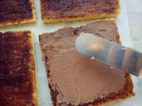 将其中三片上抹上冷藏后的奶油馅，其中一片抹甘纳许