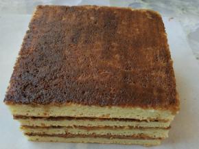 将四片蛋糕以奶油馅蛋糕层，甘纳许蛋糕层，奶油馅蛋糕层的次序摞起来，最后一片也是奶油馅蛋糕层