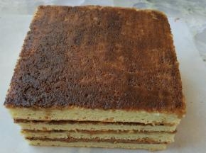 将四片蛋糕以奶油馅蛋糕层，甘纳许蛋糕层，奶油馅蛋糕层的次序摞起来，最后一片也是奶油馅蛋糕层