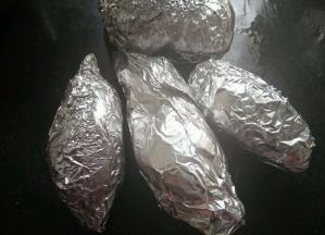 用锡纸包好  一是受热更均匀  二是防止后期红薯的蜜汁流出来   （很多人说用锡纸包不如将锡纸铺在烤网上好  我觉得没差  看个人喜好了）
