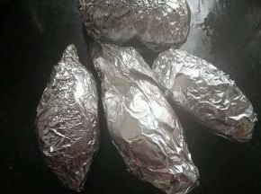 用锡纸包好  一是受热更均匀  二是防止后期红薯的蜜汁流出来   （很多人说用锡纸包不如将锡纸铺在烤网上好  我觉得没差  看个人喜好了）