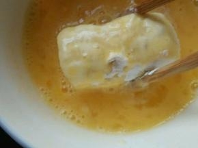 鸡蛋打散  在里面加少许蜂蜜（也可不加或用白糖代替）  再放鸡蛋液里滚一下