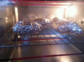 烤箱预热至发热管红  然后红薯烤180度一小时即可  （如果是生的时间延长些）