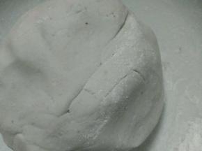将红薯粉倒入竽泥中  少量多次的加入  不要一次性加入完  对了不要加水！是用毛竽自身的水分来和面，揉成微湿不黏手的面团即可