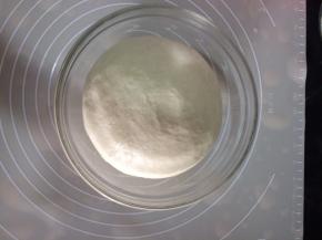 做好披萨酱，面团也发酵好了