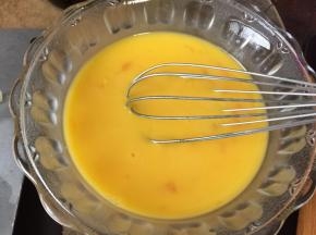 鸡蛋加入盐用打蛋器打散