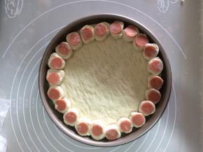 再把火腿肠切成小段围披萨盘一圈，底部用叉子扎些小孔