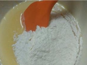 加入面粉混合  比较保险的办法就是不要全部加进去一点点加   黏手的话再适当加点面粉就好了