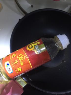 锅里倒入适量油烧热