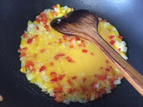 最好加入鸡蛋液，最后加入一匙又伊鲜鲜味酱油翻炒均匀即可