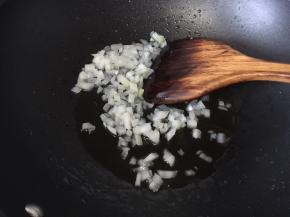 锅里热油后放入切碎的白洋葱炒香
