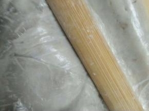 装入保鲜袋  可以用擀面杖压成泥 不管用什么方法变成泥就可以啦